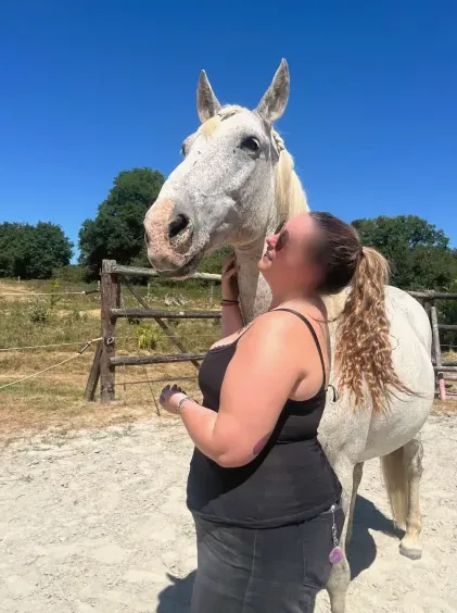 Esra, 23