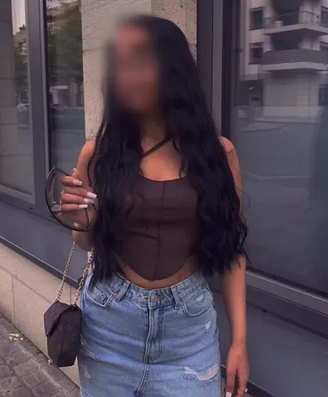 Zeynep, 19